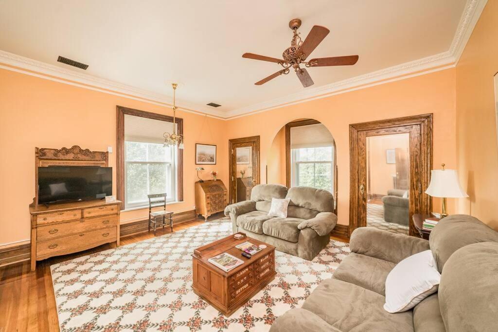 Peaceful Easy Feelings - King Sized Bed - Sleeps 2 Apartman Lynchburg Kültér fotó