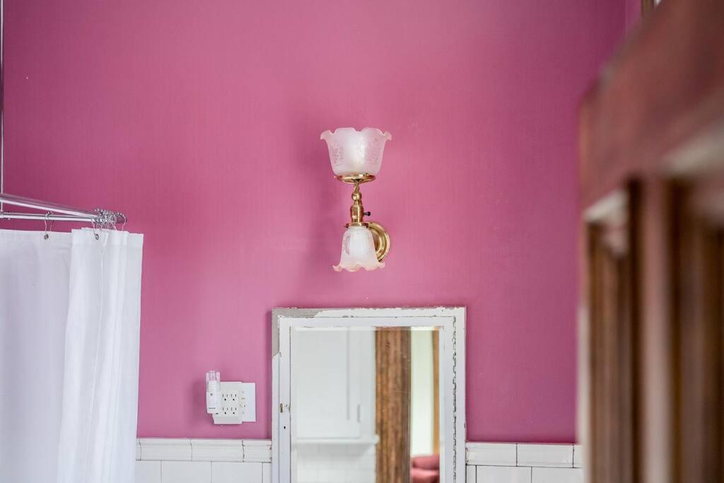 Peaceful Easy Feelings - King Sized Bed - Sleeps 2 Apartman Lynchburg Kültér fotó