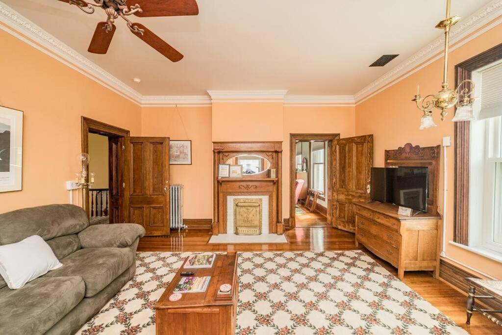 Peaceful Easy Feelings - King Sized Bed - Sleeps 2 Apartman Lynchburg Kültér fotó